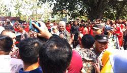 Ganjar Acungkan Jempol Sambil Tersenyum saat Warga Sragen Teriak MU Menang <