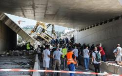 Jembatan Ambruk, 1 Orang Tewas Puluhan Terluka