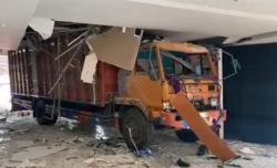 Kronologi Truk Tabrak Gedung Kesenian Balikpapan, Parkir Tanpa Rem Tangan di Tanjakan<