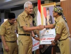 Ganjar Serahkan Bantuan Modal Usaha Produktif Baznas ke 741 Warga Miskin