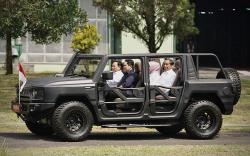 Momen Jokowi, Prabowo dan Erick Thohir Naik Maung 4x4 Pindad