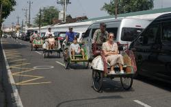 Potret Bule Naik Becak di Yogyakarta