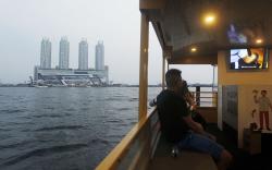 Menikmati 1 Jam Perjalanan Jelajah Teluk Ibu Kota dengan Jakarta Water Bus