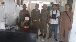 Heboh Perempuan ODGJ Telanjang Dada Amuk Wisatawan di Pantai Citepus Sukabumi