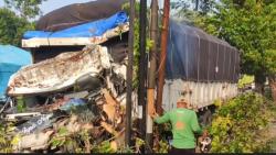 Kecelakaan Truk Tabrak Pohon di Jalan Pantura Kendal, Sopir dan Kernet Luka