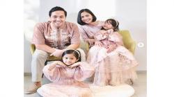 Bukan Dimanjakan, Begini Cara Caca Tengker Mengasuh Anak agar Mandiri