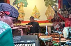 Keren, Ketua DPC Partai Perindo Kalasan Ki Arno Sugito Dalang Muda yang Maju Bacaleg Sleman<