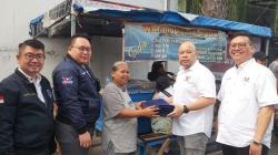 DPD Partai Perindo Surabaya Berikan Bantuan Terpal ke PKL di Jalan Jenggolo<