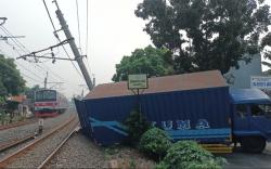 Gegara Truk Tabrak Tiang KRL di Pesanggrahan, Penumpang Kereta Terlantar