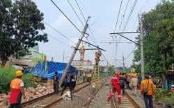 Petugas Berjibaku Selesaikan Insiden Truk Tabrak Tiang Listrik KRL