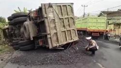 Kecelakaan di Sukabumi, Truk Batubara Tabrak 2 Minibus lalu Terguling, Lalin Tersendat<