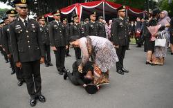 Momen Perwira TNI-Polri Cium Kaki Ibu usai Dilantik Presiden Jokowi