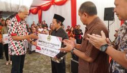 Ganjar Serahkan Bantuan ke Politeknik Gusdurian: Gotong Royong Wujudkan Pendidikan yang Baik