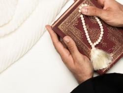 Hukum Menyentuh Al Quran Tanpa Wudhu, Boleh atau Dilarang? Begini Kata Ulama