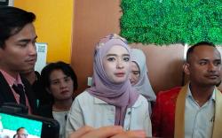 Viral Reaksi Inara Rusli saat Bertemu Ibu Mertua, Masih Sopan Cium Tangan