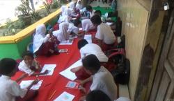 Telantar, Puluhan Siswa SD di Bojonegoro Belajar di Teras Sekolah Tanpa Guru 
