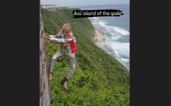 Viral Spiderman Alain Robert Gelantungan di Uluwatu Bali, Bikin Jantung Berdebar!<