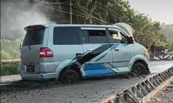 Viral Mobil Terjebak di Jalan Cor yang Masih Basah, Dicuekin Pekerja Lanjut Ngecor