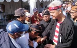 Momen Ganjar Pranowo Temui Petani Tembakau di Lereng Gunung Sindoro