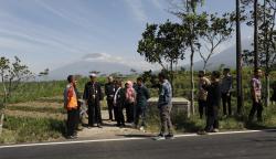 Ganjar Pranowo Cek Perbaikan Jalan Jumo-Muntung Temanggung Hasil Bankeu Rp5 Miliar