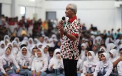Ganjar Pranowo Peduli Rakyat Kecil, Larang Sekolah Tahan Ijazah Siswa<
