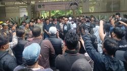Ratusan Orang Jaga Kebun Binatang Bandung, Siap Lawan Penyegelan<