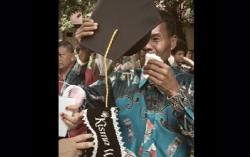 Momen Haru Wisuda saat Orang Tua Menangis Pakai Toga, Netizen: Air Mata Ayah Itu Mahal