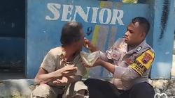 Viral  Aksi Anggota Polres Grobogan Suapi ODGJ Bikin Netizen Terharu