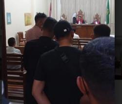 Liput Sidang Bupati Lamsel, Wartawan Diajak Duel 2 Pria Berambut Cepak<