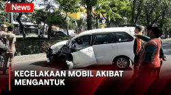 Berkendara saat Ngantuk, Wanita di Surabaya Tabrak Pohon hingga Mobil Ringsek