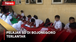 Dua Pekan Terlantar, Pelajar SD di Bojonegoro Belajar di Teras Sekolah