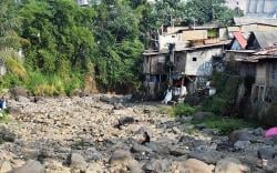 Penampakan Air Sungai Ciliwung Menyusut, Batu-Batu Besar Terlihat Jelas