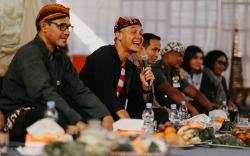 Pakai Baju Adat Madura, Ganjar Dinobatkan Jadi 