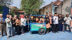 Bagikan Gerobak Gratis di Bandung, Ferry Kurnia: Bukti Nyata Partai Perindo Peduli UMKM<