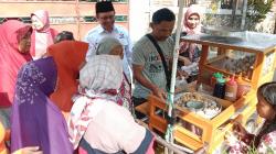 Dapat Gerobak Partai Perindo, Pedagang Cilok di Bandung Semringah Bisa Kembali Jualan<