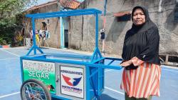 Dapat Bantuan Gerobak Partai Perindo, Pedagang Sayur di Bandung Semringah<