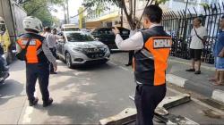 Ganggu Akses Pejalan Kaki, Parkir Liar di Trotoar Sunter Jakut Ditertibkan