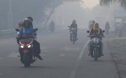 Suasana Jalan Nasional Aceh Barat Diselimuti Kabut Asap Karhutla