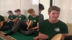 Viral Remaja Bule Belajar Main Hadroh, Ekspresi Serius saat Pegang Rebana