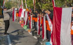 Aksi Mencuci Bendera Merah Putih Menyambut HUT ke-78 Kemerdekaan RI