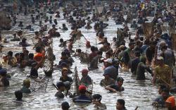 Serunya Tradisi Grobyak Ikan, Ratusan Warga Kediri Masuk ke Sumber Gundi