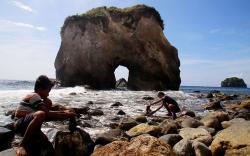 Unik, Karang Bolong Berukuran Besar di Bibir Pantai Pulau Hiri Maluku Utara