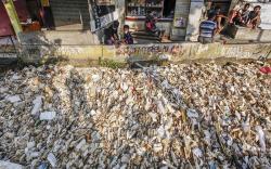 Duh, Kali Krukut Depok Dipenuhi Sampah Plastik