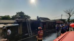 Kebakaran di Palabuhanratu Sukabumi, Api Berkobar Lalap Bengkel dan 3 Motor<