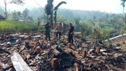 Gegara Penghuni Tinggalkan Tungku Menyala, Rumah Kayu di Pagelaran Cianjur Ludes Terbakar