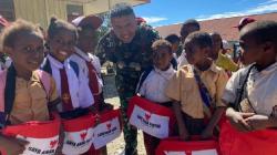 Bantu Anak-Anak Papua, Satgas Yonif PR 330 Kostrad Bagikan Kaus dan Tas Sekolah di Sugapa<