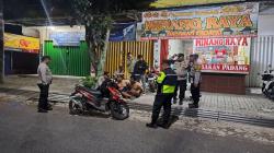 Terjaring Razia Knalpot Bising, 2 Pemuda Sembunyikan Pisau dan Sabu di Bawah Jok Motor <