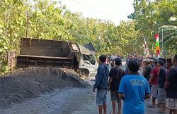 Truk Bermuatan Pasir Terguling di Tanjakan Gulurejo Kulonprogo, Sopir dan Kernet Terluka