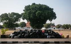 Imbas TPST Piyungan Tutup, Sampah Menumpuk di Alun-Alun Kidul Yogyakarta