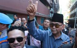 Diperiksa Bareskrim, Pimpinan Ponpes Al Zaytun Panji Gumilang Acungkan Jempol